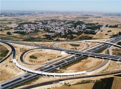 擎起城市脊梁 聚焦建筑風采，山東安成鋼結構工程以務實高效鑄就公路繁榮